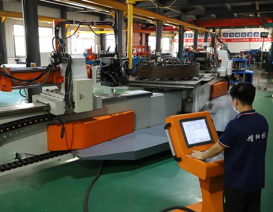 北京拉彎加工廠使用數(shù)控拉彎機(jī)，在進(jìn)行彎曲處理的過程中，利用液體來輔助對產(chǎn)品進(jìn)行拉彎！