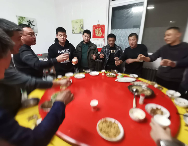 盛達(dá)偉業(yè)北京型材拉彎廠冬季關(guān)懷：發(fā)放勞動保護(hù)用品與組織聚餐活動的雙重溫暖