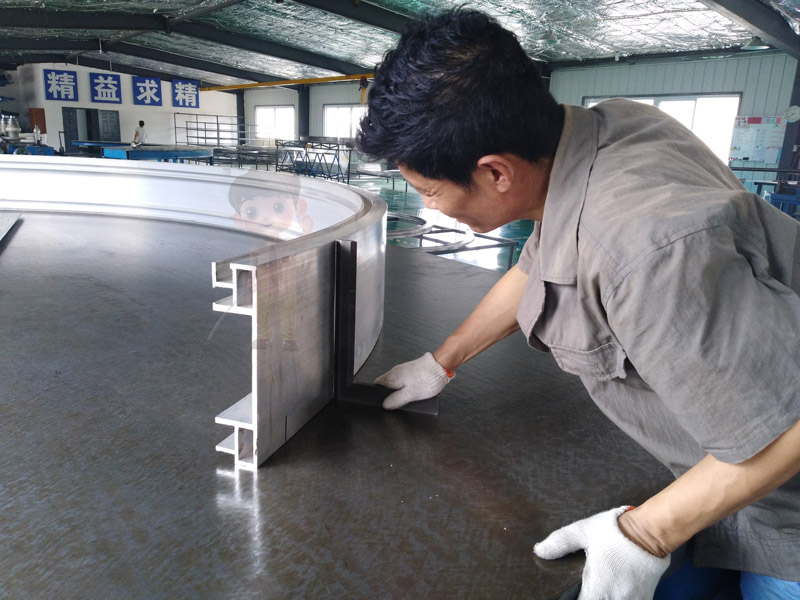 鋁包木型材拉彎在家具設(shè)計中的應(yīng)用：創(chuàng)造個性化、環(huán)保的家居解決方案
