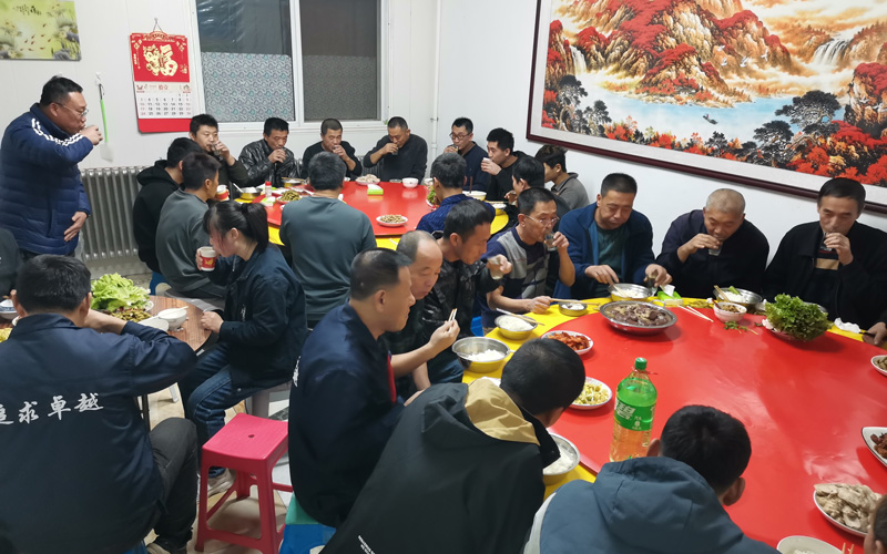 盛達偉業(yè)北京型材拉彎廠冬季關懷：發(fā)放勞動保護用品與組織聚餐活動的雙重溫暖
